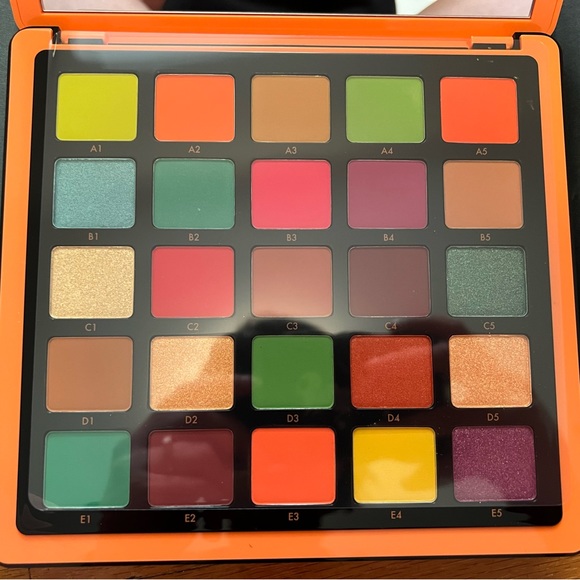 Anastasia Beverly Hills Norvina Pro Pigment Volume 3 Palette - Picture 3 of 4